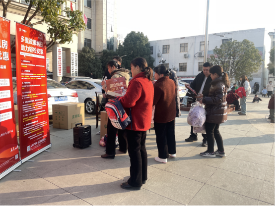 中荊置業(yè)前往團(tuán)林鎮(zhèn)開展“安居工程”政策宣講及中荊學(xué)府項(xiàng)目宣傳活動(dòng)252.png